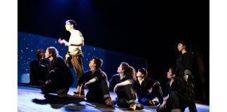 Film muestra tras bambalina una obra teatral entre sordos y oyentes