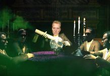 Queens Of The Stone Age te pasea por una casa embrujada en su nuevo videoclip «Head Like a Haunted House»!