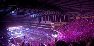 Kpop y lightsticks: La magia de conciertos iluminados por un mar de luces!