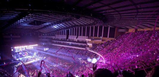 Kpop y lightsticks: La magia de conciertos iluminados por un mar de luces!