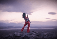 Sofi Tukker domina el desierto en plataformas y monos en el nuevo video para «Batshit»