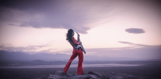 Sofi Tukker domina el desierto en plataformas y monos en el nuevo video para «Batshit»