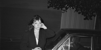 Angel Olsen colabora con Mark Ronson en “True Blue”