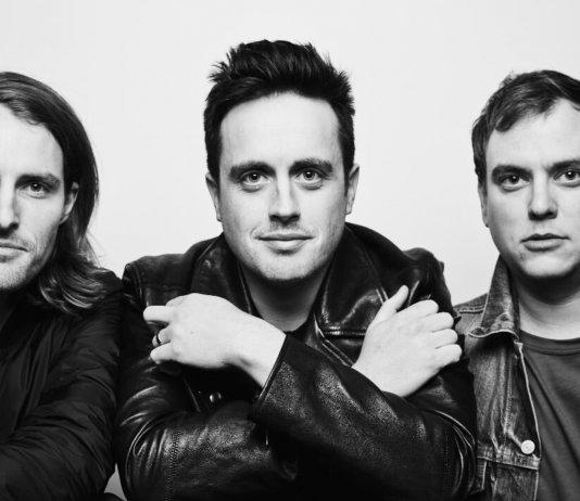 No dejes de escuchar ”Parachute”