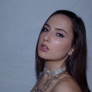 La artista chileno-peruana Shirel estrena videoclip para su sencillo «Sola»