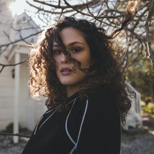 Conoce a la nueva voz del pop chileno, Sharon Mor, con su primer video, «Rompecabezas»