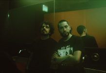 Entre luces y sombras: Ases Falsos estrenan el videoclip «Mi Vibra Negra»