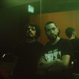 Entre luces y sombras: Ases Falsos estrenan el videoclip «Mi Vibra Negra»