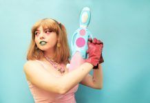 Mia loops revive el futurismo pop con su single «AY!»