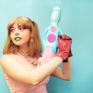 Mia loops revive el futurismo pop con su single «AY!»