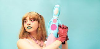 Mia loops revive el futurismo pop con su single «AY!»