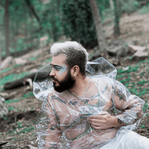 Barbacius aterriza con el single A Ojos Cerrados, una propuesta de pop latino kuir