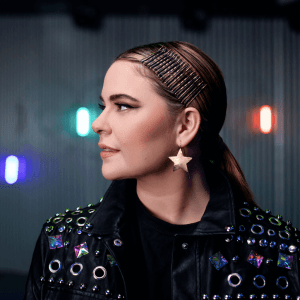 Con todo su “shine” Carmen Tuitera lanza su carrera como cantante