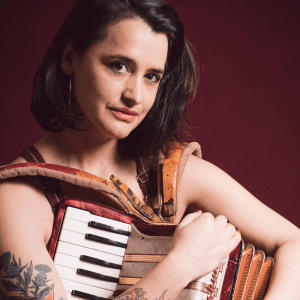 “Ya no estamos para mentiras” Pascuala Ilabaca & Fauna canaliza la injusticia social en nuevo single