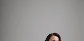 Mitski presenta “Love Me More,” nuevo sencillo/video de Laurel Hell