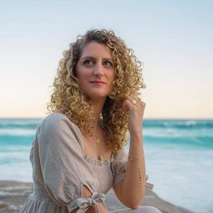 Consue inspira a conectarnos con lo importante en su nuevo single «By Your Side»