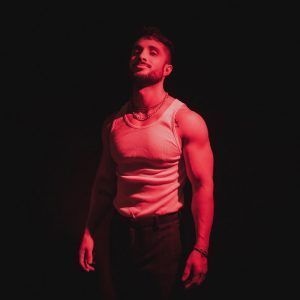 Batarce despliega sensualidad en su single debut «Cuando tu me miras»