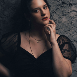 Con una voz predilecta, la chilena VAL presenta su primer EP «Ashes»