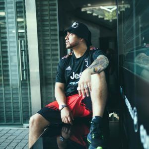 “Keep Calm” Caer y seguir en el nuevo video de Basek