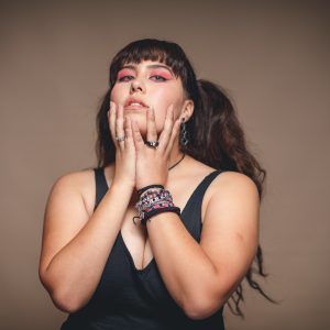 Isa Carcif presenta “Volar”, un mensaje de motivación y superación personal