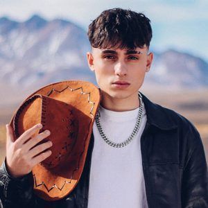Benja Valencia sorprende con el corrido “Salú mi amor”