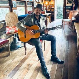 Moro González lanza videoclip de su nuevo single «Es mi canción»