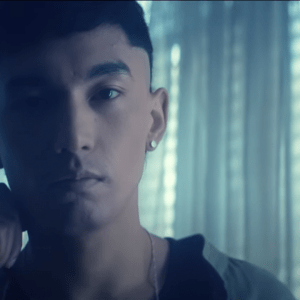Pablo Rojas, el ganador de The Voice Chile, nos presenta «Cargar el Peso»