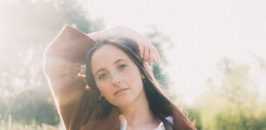 Mainos presenta su nuevo single y video «Sailing» homenajeando a un clásico de los años ochenta