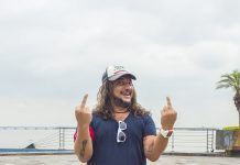 El Bananero, Omar Acosta, ex vocalista de BBS Paranoicos y la banda Capitán Morgan están a punto de agotar su show que mezcla comedia y música en vivo