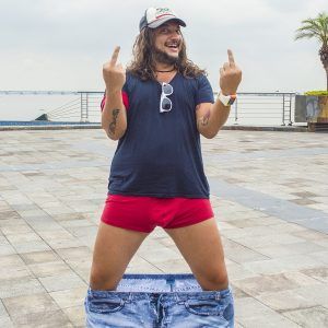 El Bananero, Omar Acosta, ex vocalista de BBS Paranoicos y la banda Capitán Morgan están a punto de agotar su show que mezcla comedia y música en vivo