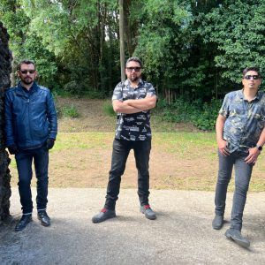 El trío puertomontino XFeniX estrena su nuevo single “Piedras en el agua”.