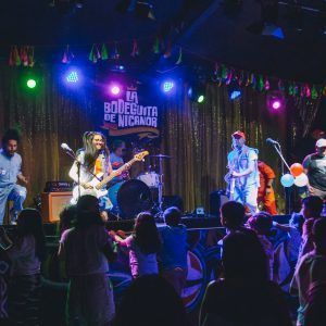 La banda de rock familiar «Mondongo» debuta con su álbum «Cuando me preguntan que música pongo…»