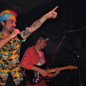 El “Rock Pichanga” de Barrio Indómito hizo bailar y vibrar al Bar de René