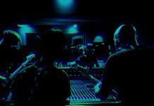 «Pasea conmigo / Free yourself»: Proyector irrumpe en la escena con sencillo doble