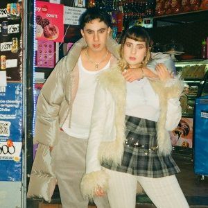 Sensualidad y ternura entre Vicenta y Joakino con su videoclip «fueguito»