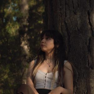 Un contraste demoledor en la piel del mundo y la voz de A veces Millä entonando a raíz de la naturaleza