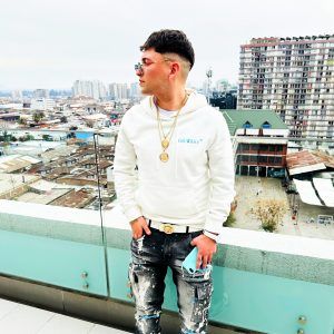 El artista urbano Mac Fly estrena su primer single y videoclip de “Mi Polerón Favorito”