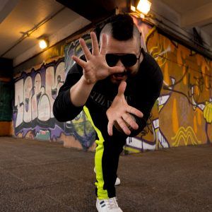 J-King 08 libera una propuesta urbana, indie y electrónica en “Credo”