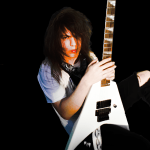 El joven músico Chris R. Lillo presenta «White Balcony» el primer single y videoclip de su carrera.