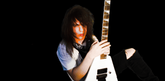 El joven músico Chris R. Lillo presenta «White Balcony» el primer single y videoclip de su carrera.
