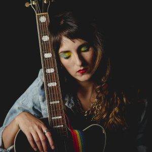 «Flores Negras»: Daniela Amaya presenta nuevo sencillo en formato íntimo