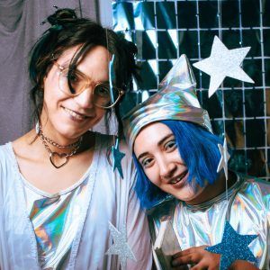 Una cruza de oscuridad y desilusión digital: Flores y Dalia Gal estrenan single debut de lo que será un EP colaborativo de ambas artistas.