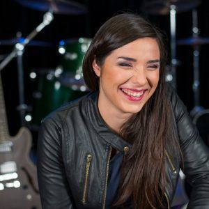 Coni Gómez estrena «Chinita”, una canción de amor libre
