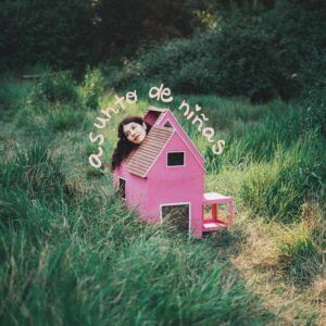 Un vistazo íntimo a lo que es ser mujer: Simonia estrena disco “Asunto de Niñas”