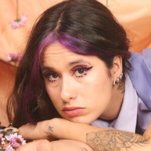 Descubre el pop nostálgico de Rosario Gatica en su disco debut «Fondo»