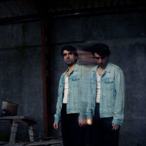 «Pero huye entretanto»: despejado presenta un misterioso relato en clave rock