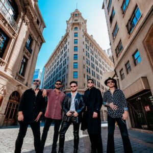 Don Carter y auto Hot Rod protagonizan el videoclip de «Voy por la carretera», nuevo single de la banda El Cruce