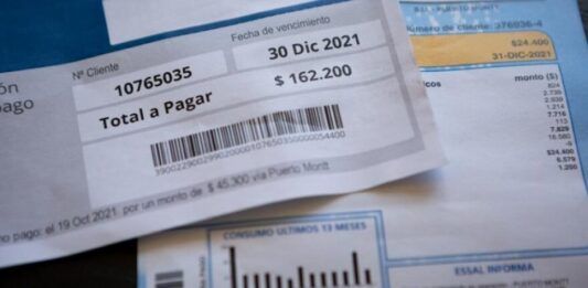 Organizaciones lanzan documento que ofrece medidas para superar las alzas de luz en Chile