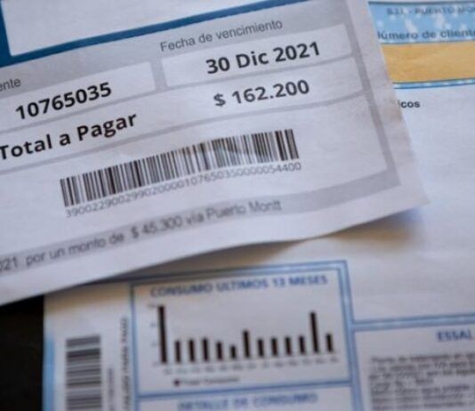Organizaciones lanzan documento que ofrece medidas para superar las alzas de luz en Chile
