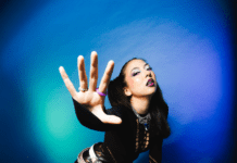 Micka comparte video de su single Reset e invita a una roller party para celebrar su estreno